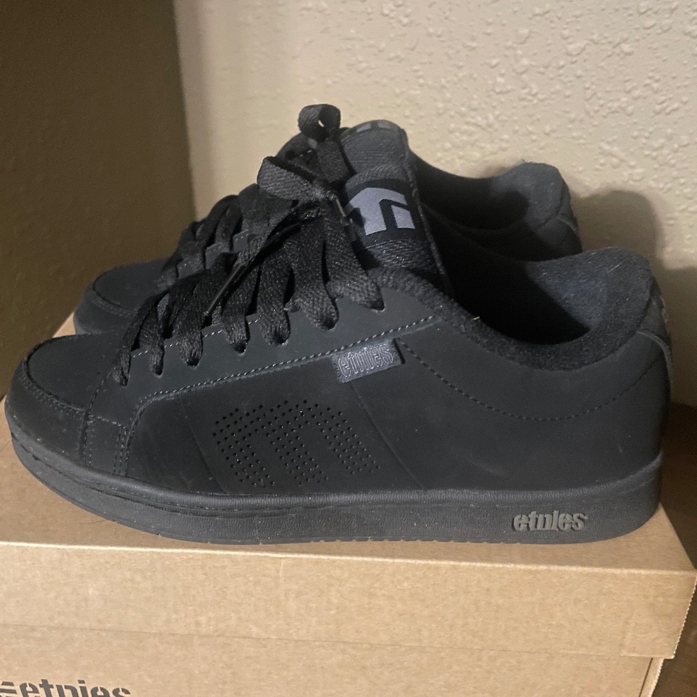 Etnies skate shoes size 7
